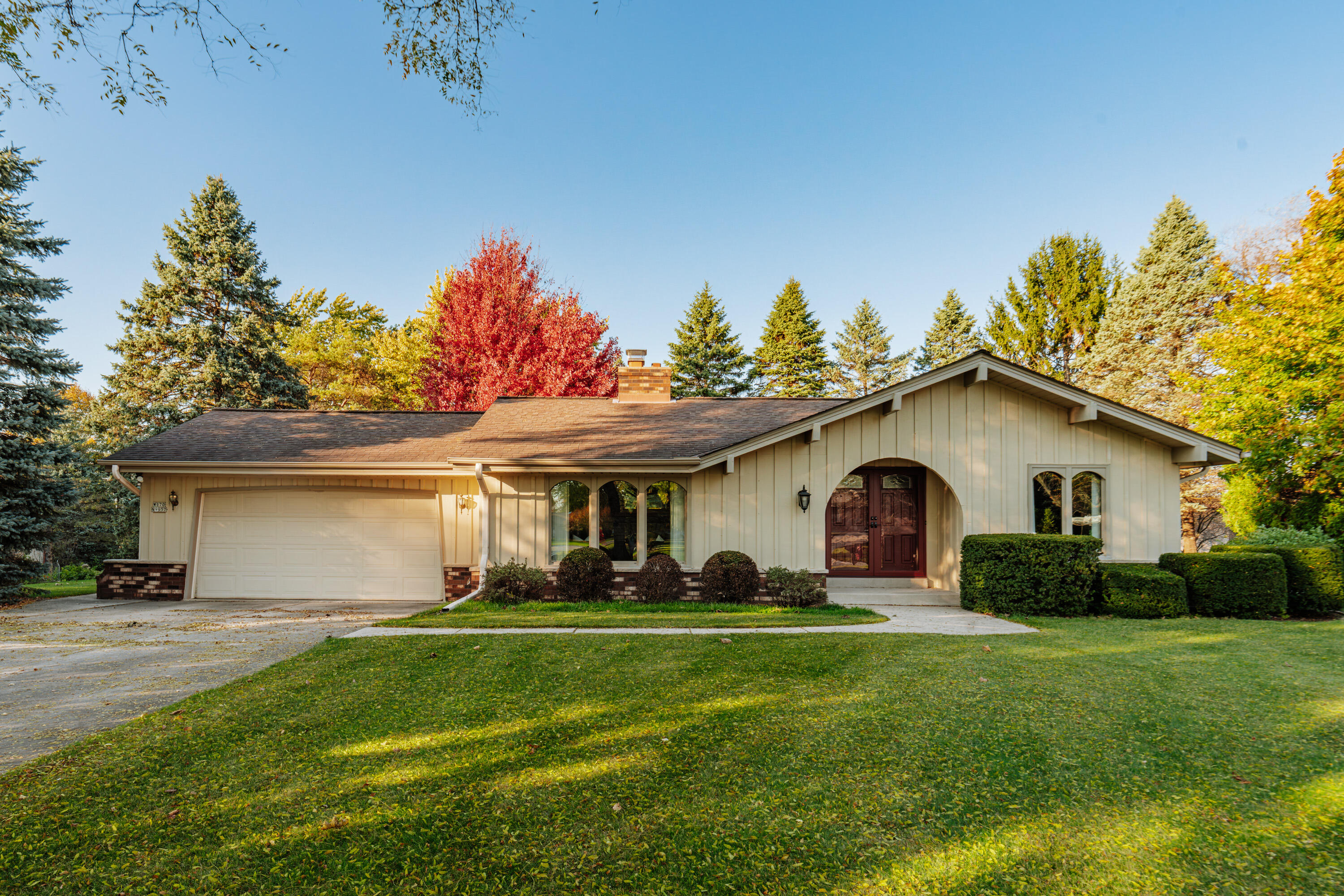 W170N9957 Oriole Ct — photo