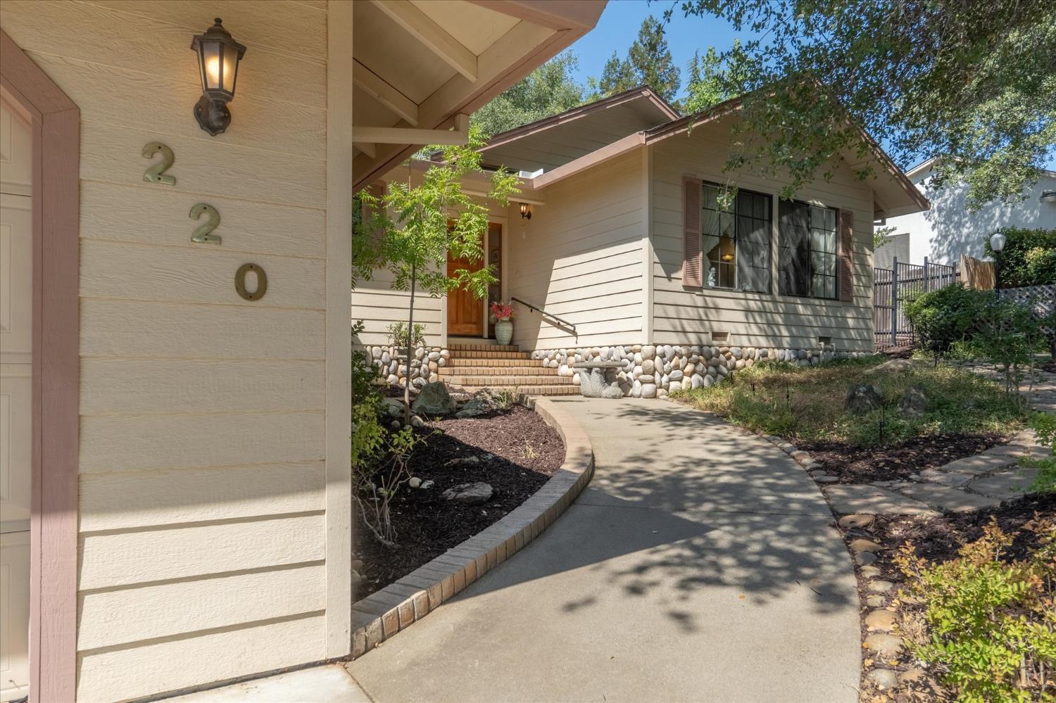 220 Mistletoe Ct — photo