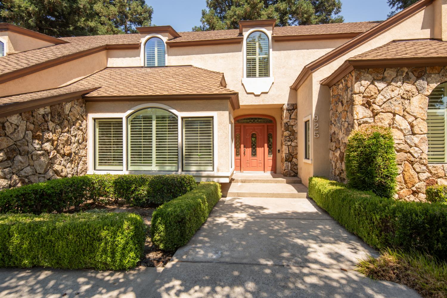 925 Scenic Court — photo