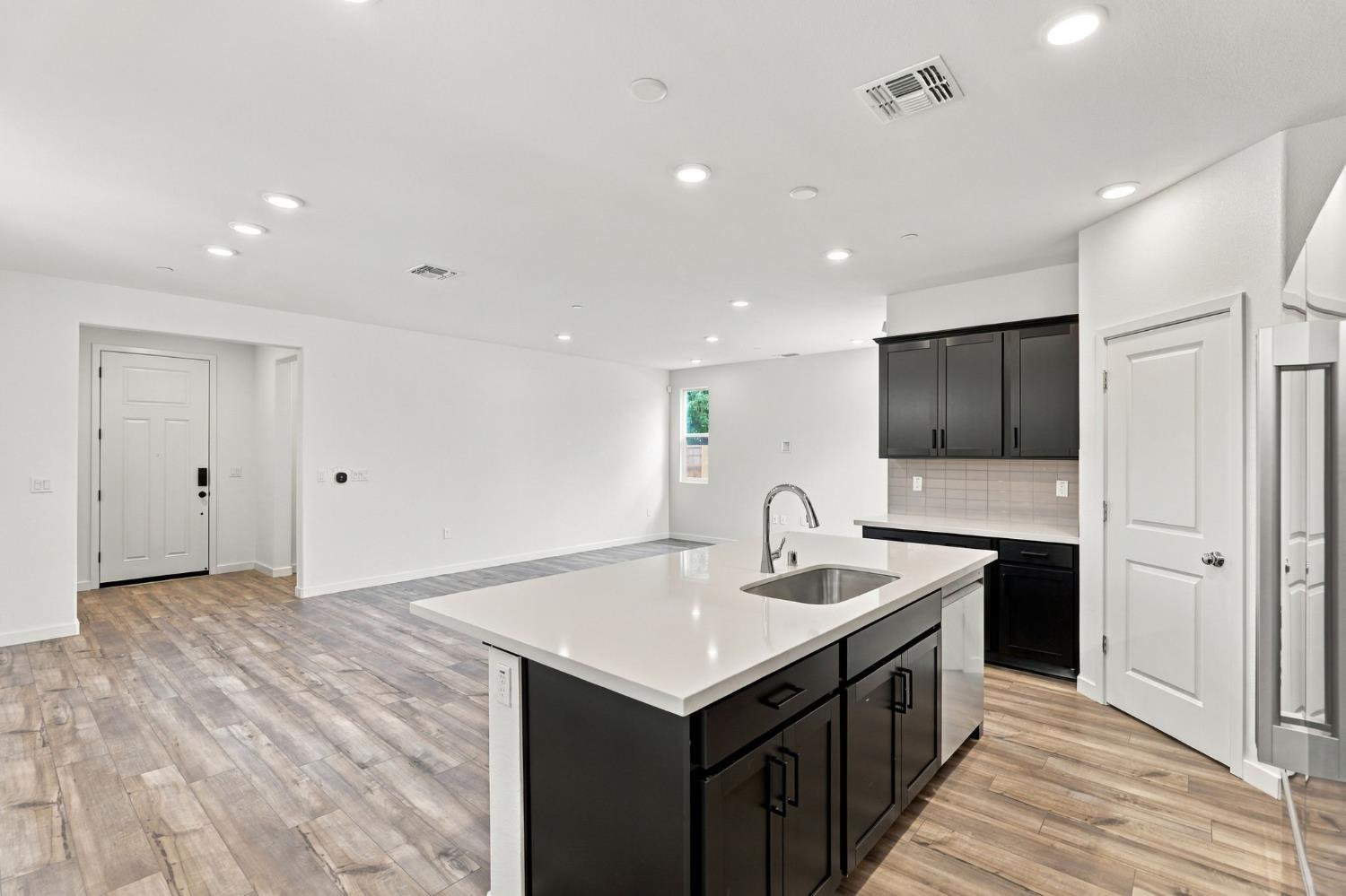 1013 Vanderbilt Terrace, Davis, CA 95618 — photo 3