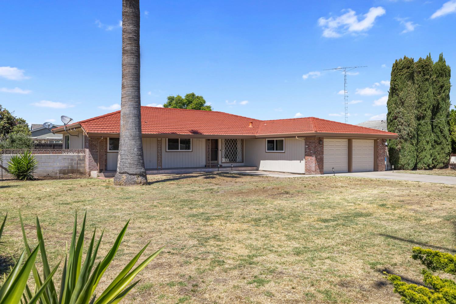 2021 W Louise Avenue — photo