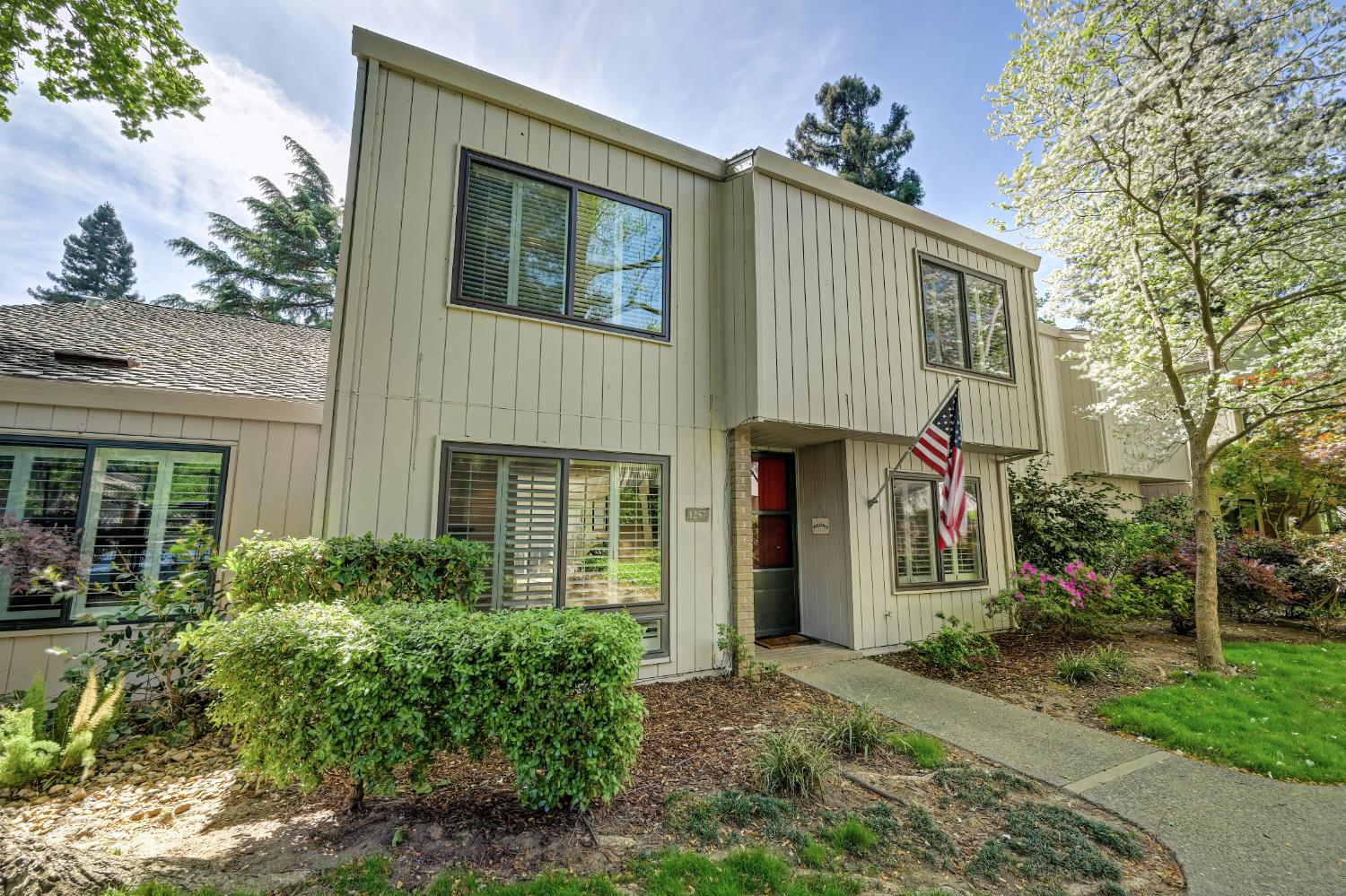 1257 Vanderbilt Way — photo
