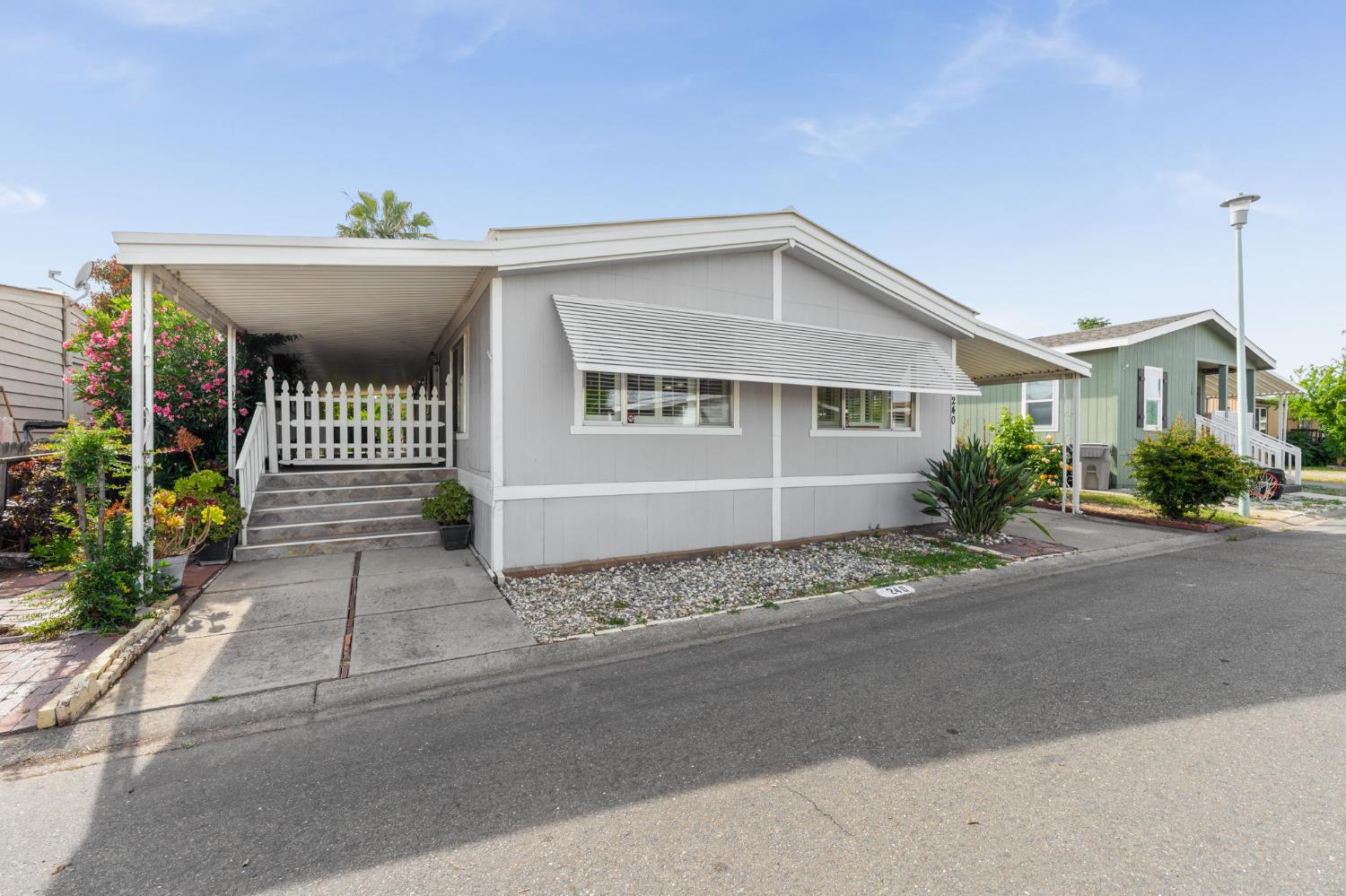 240 California Loop — photo