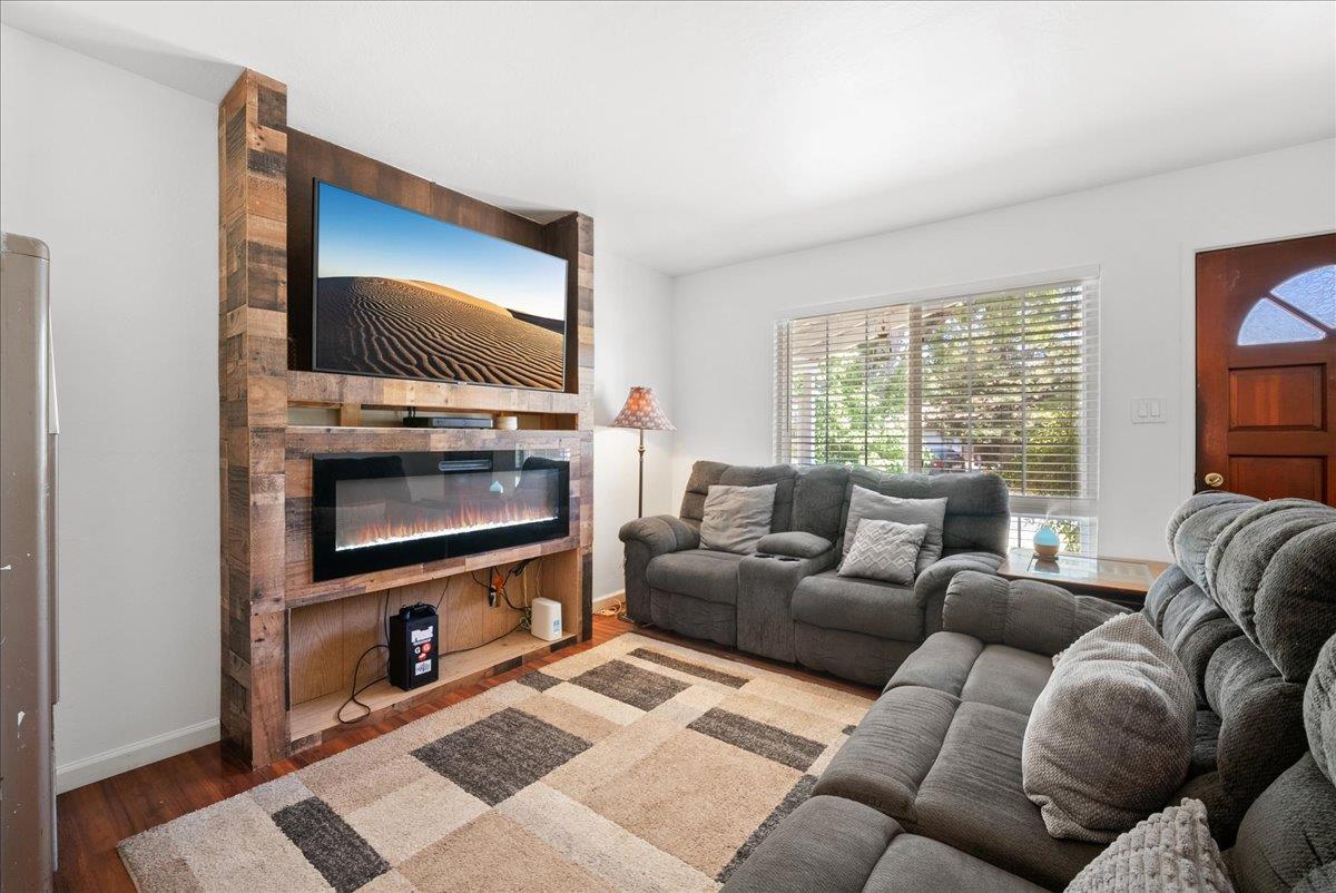 2100 Bowling Green Drive — photo