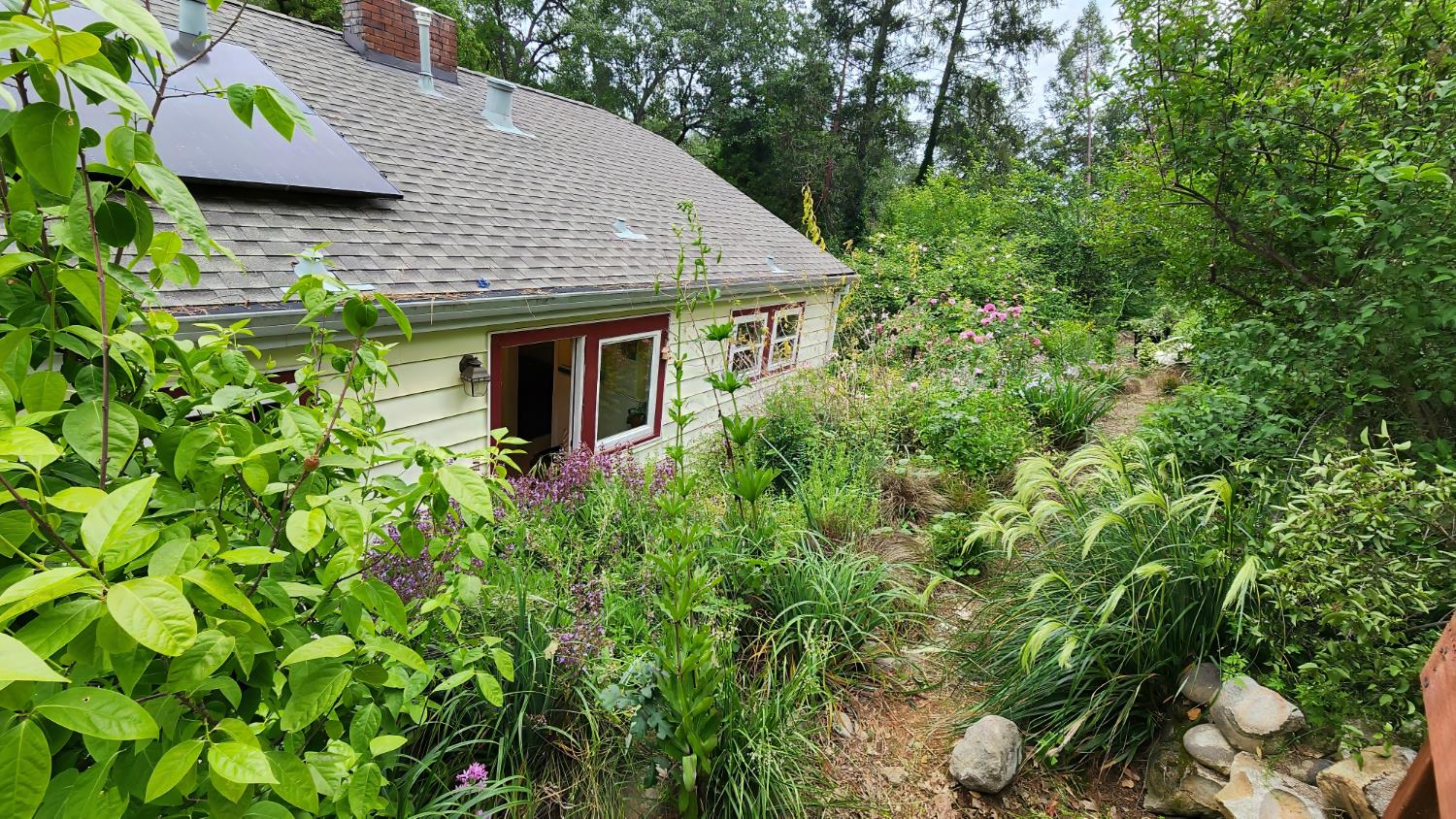 894 Hillcrest Street — photo