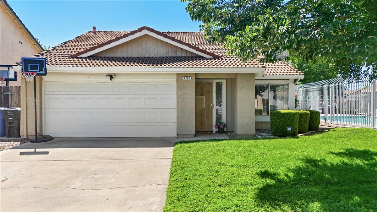 1205 Courtney Way — photo