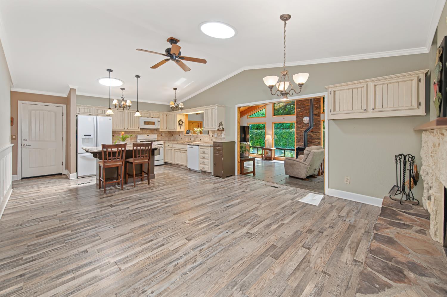 5125 Thomas Drive — photo