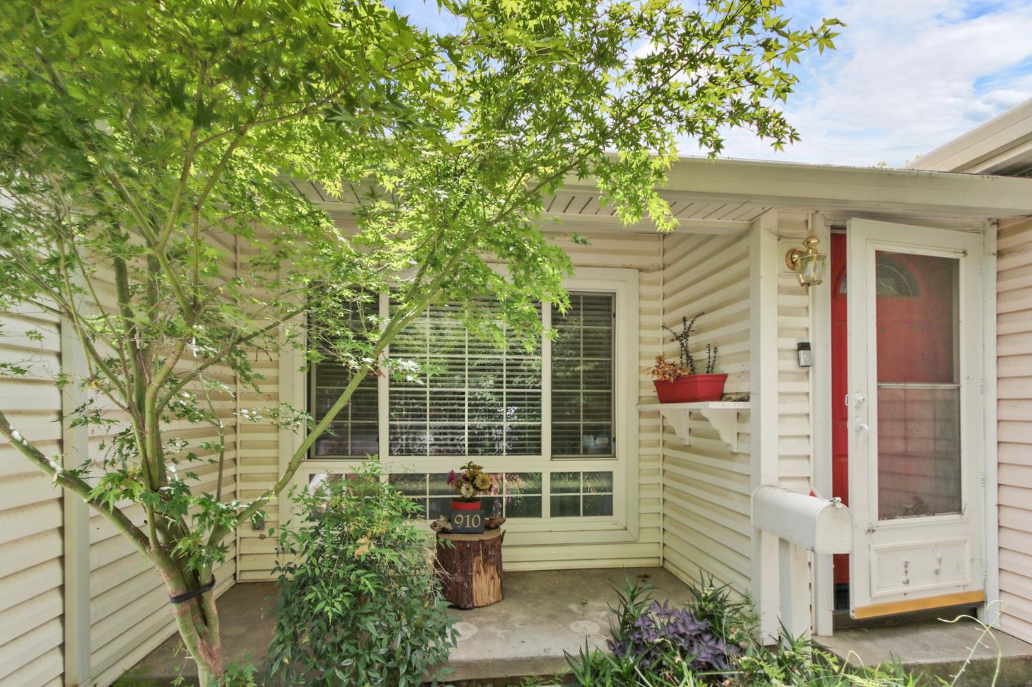 910 Pennsylvania Place — photo