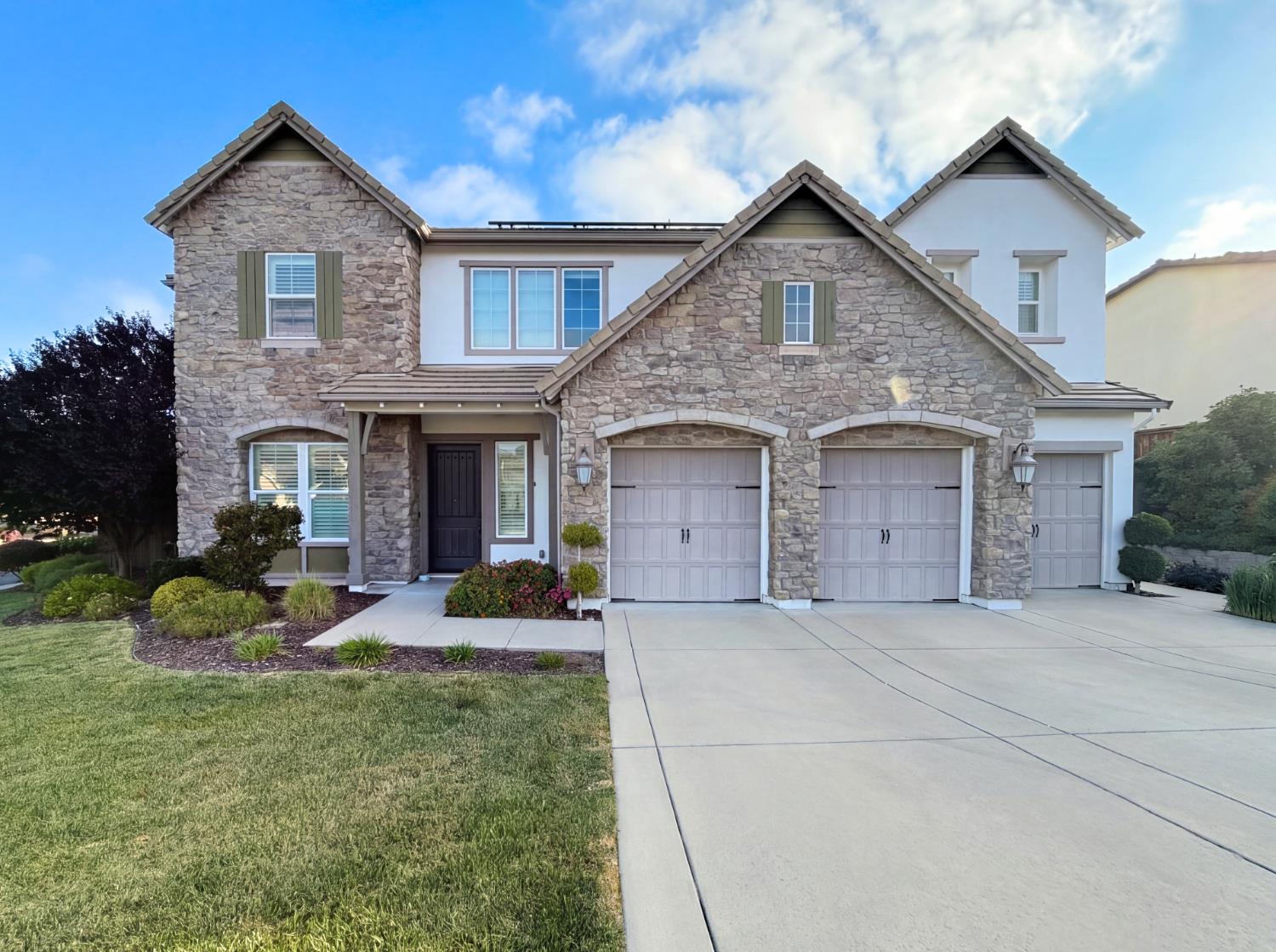 5601 Lakepointe Drive — photo