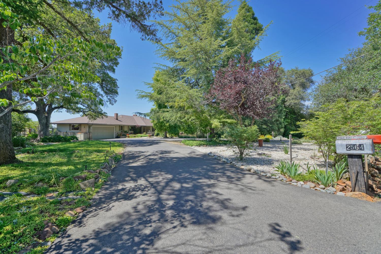 2564 Baker Road — photo