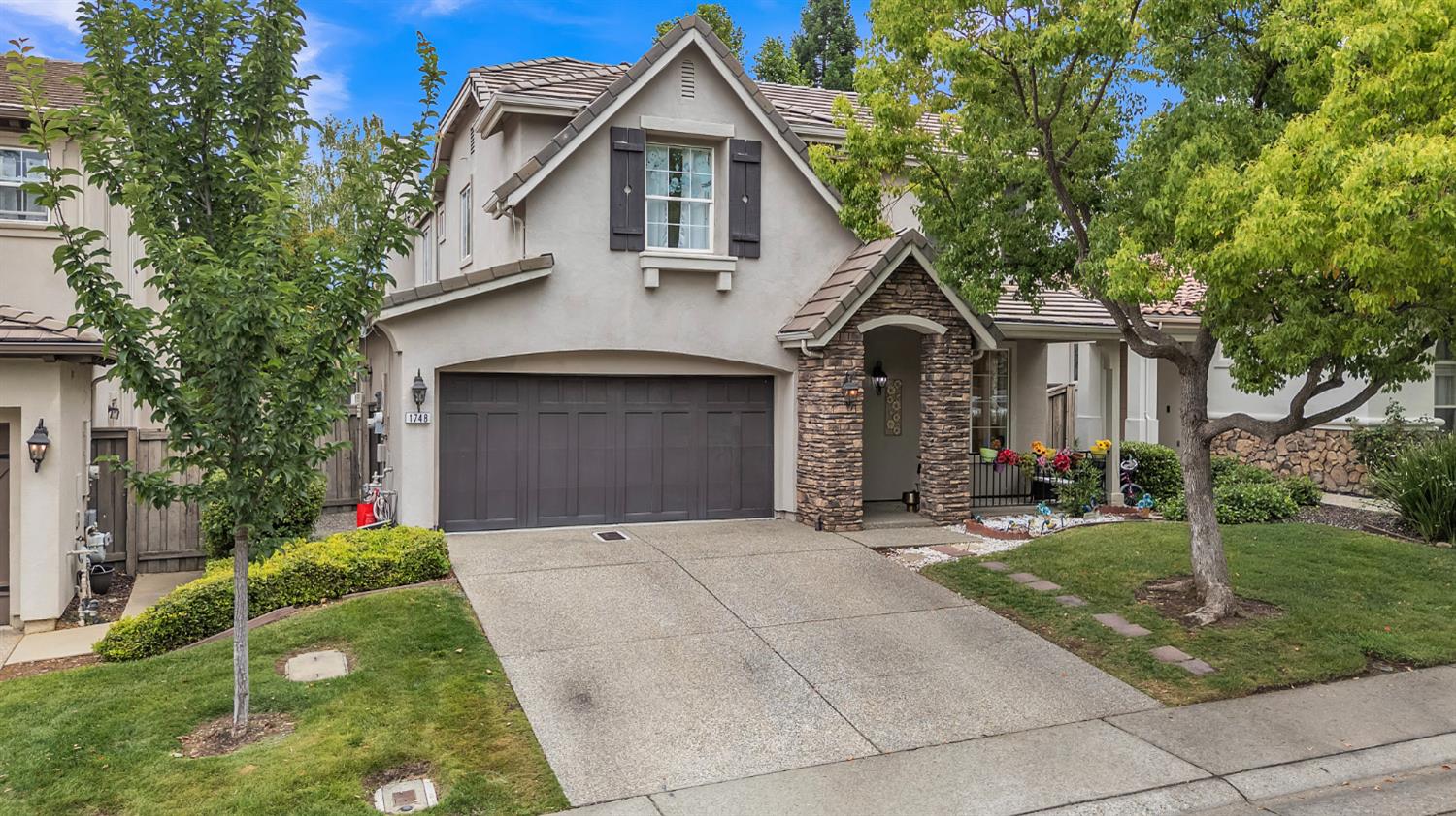 1748 Dunkeld Lane — photo