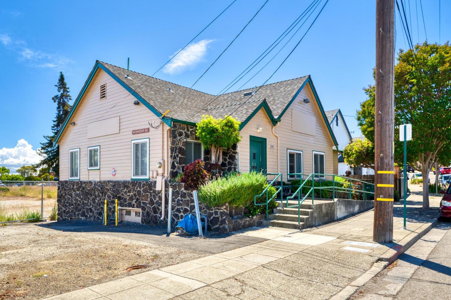 1041 Mckeever Avenue — photo