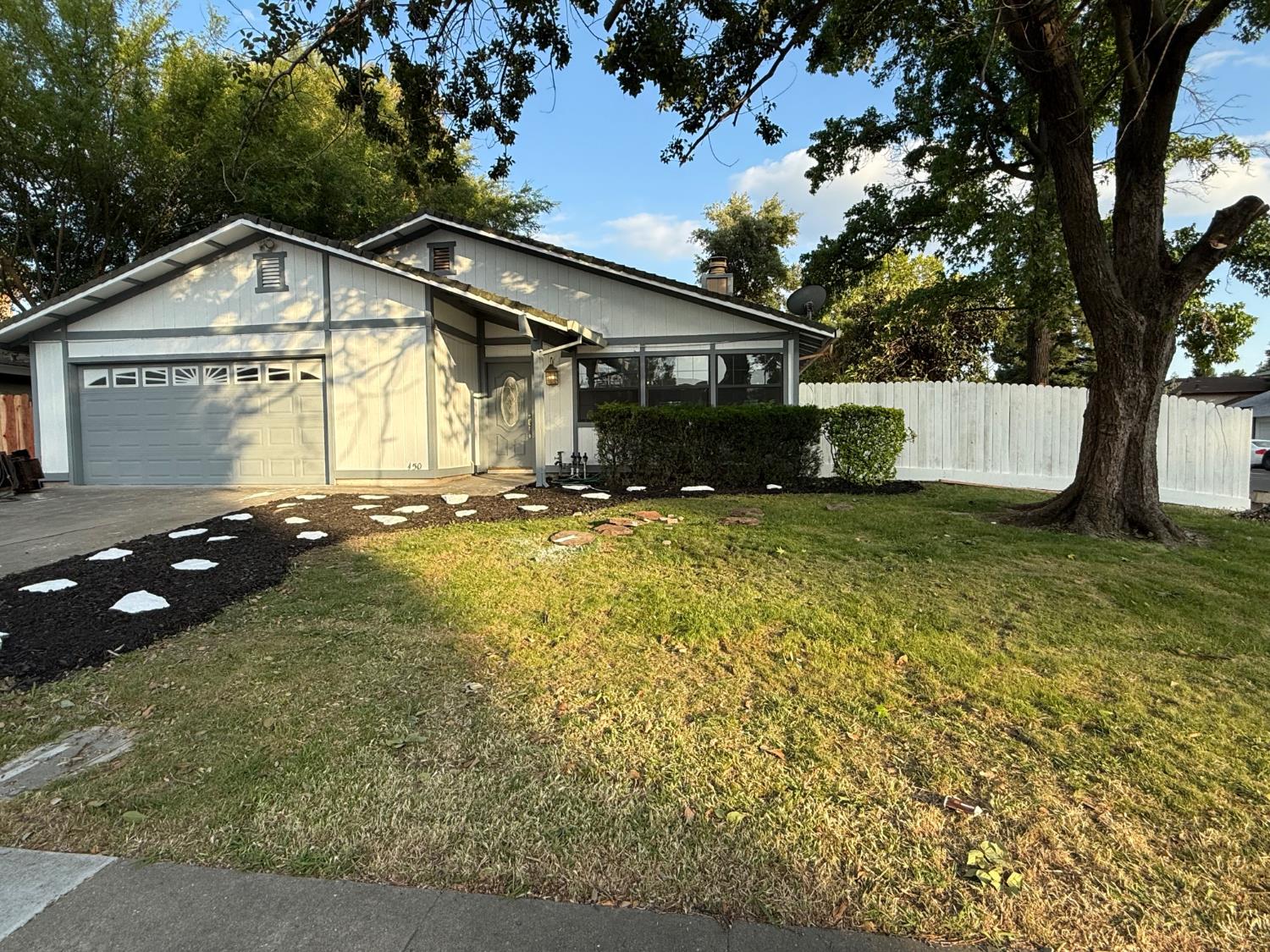 1450 Oak Nob Way — photo