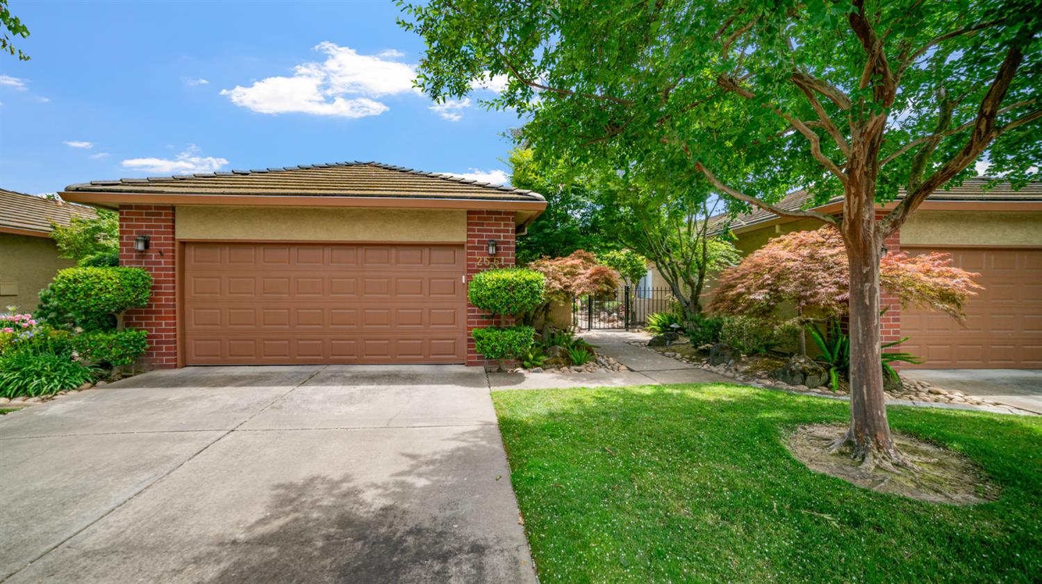 2561 Central Park Drive — photo