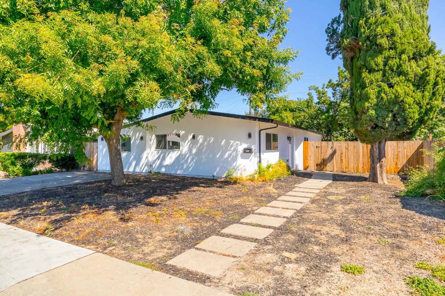 2323 Del Rio Drive — photo