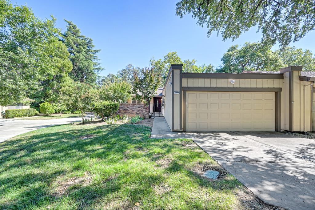 6932 Toluca Lane — photo