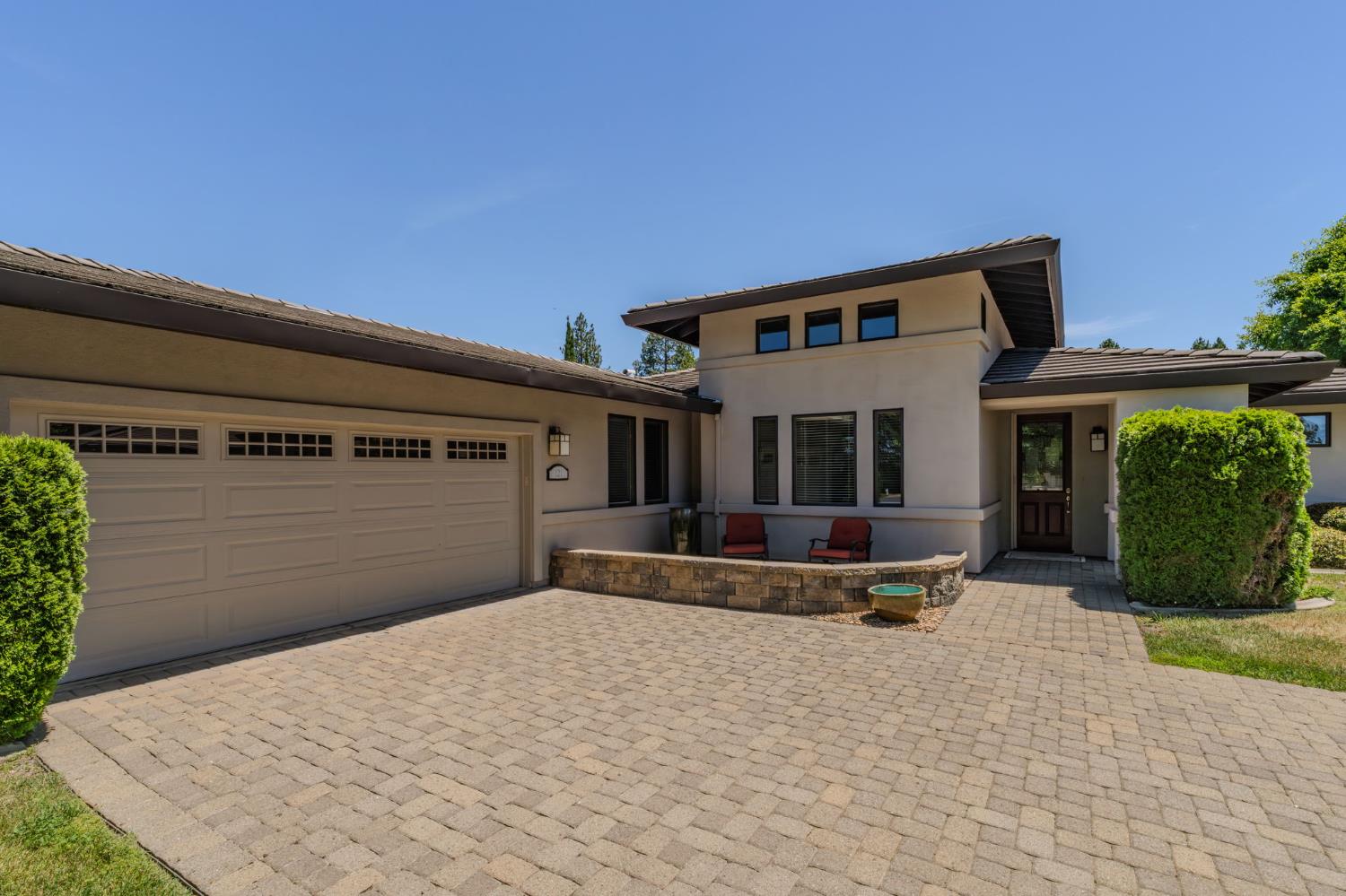 121 Nicolas Court — photo