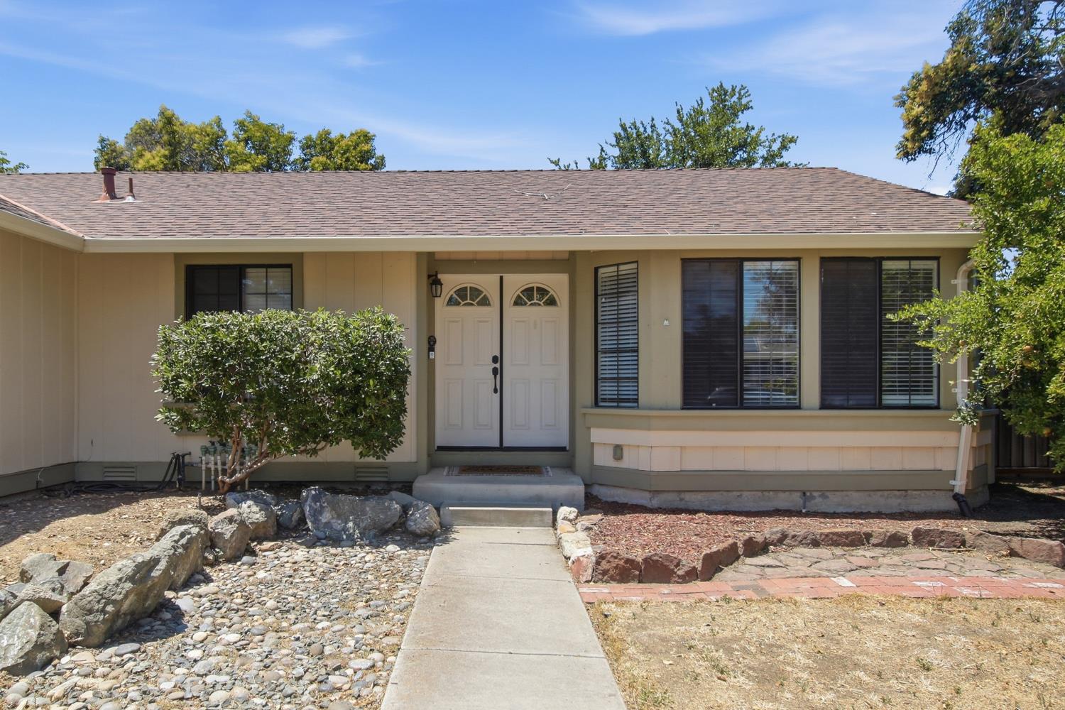 201 Hickory Court — photo