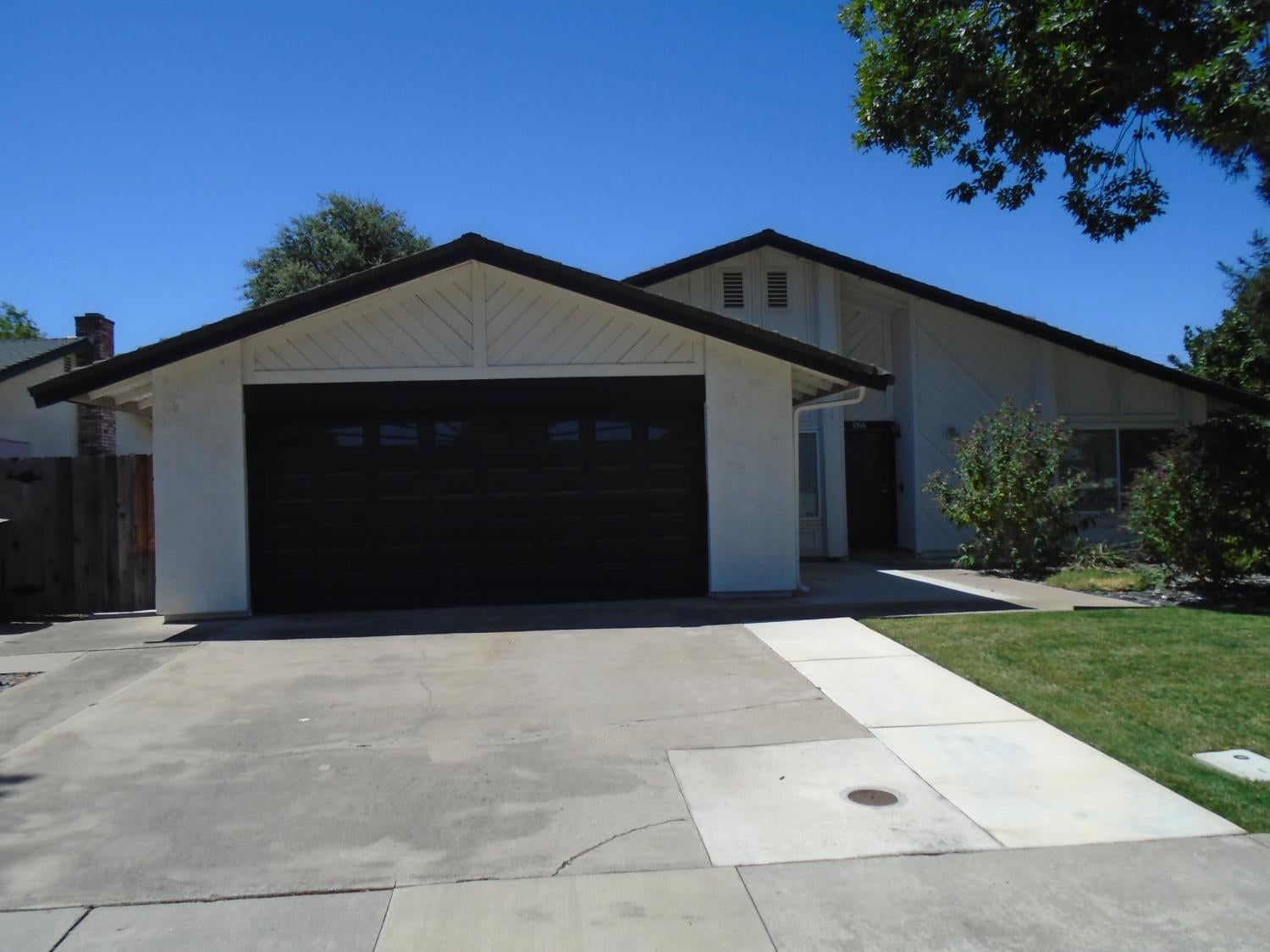 3316 Mesquite Way — photo