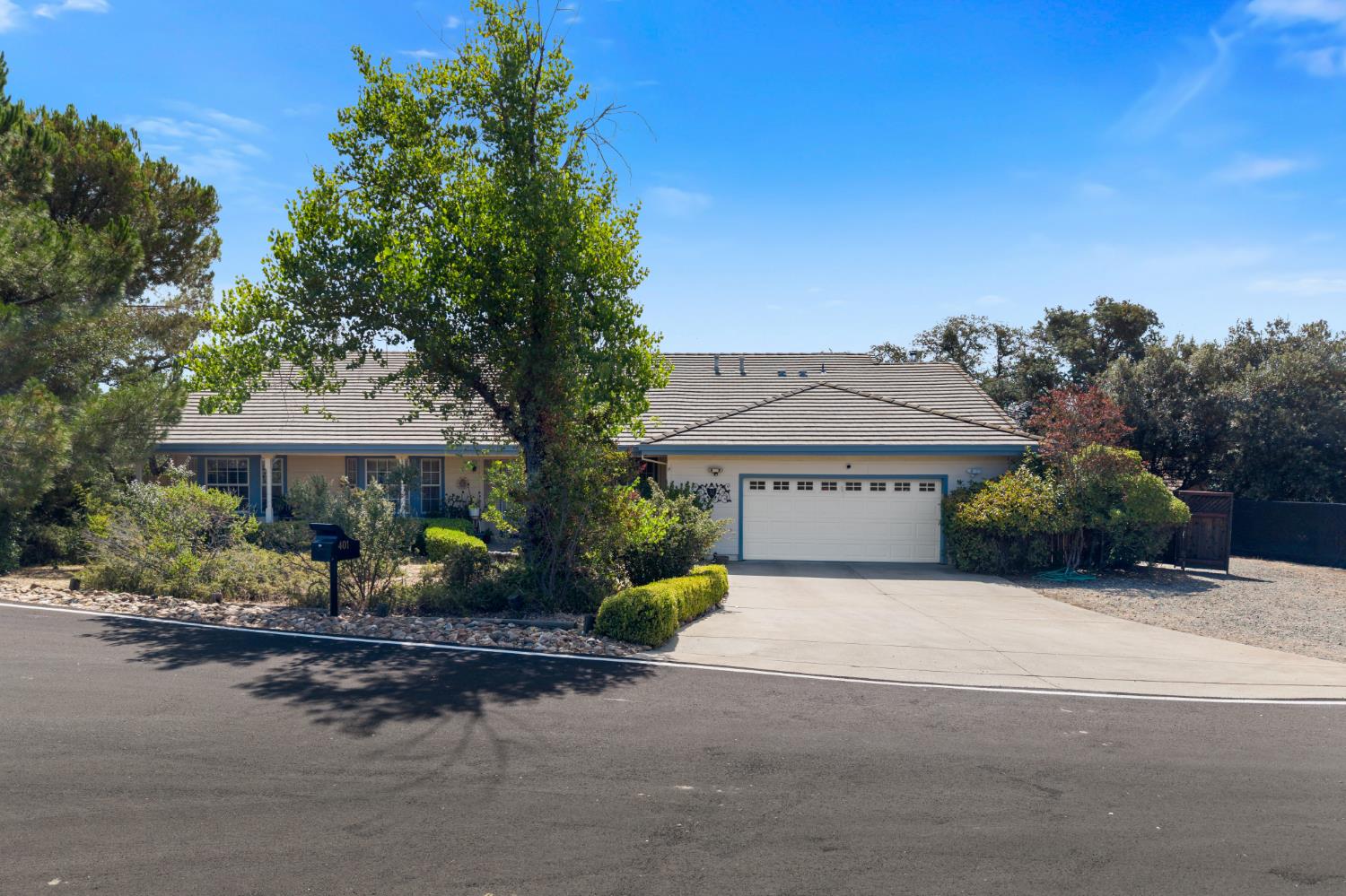401 Oakridge Court — photo