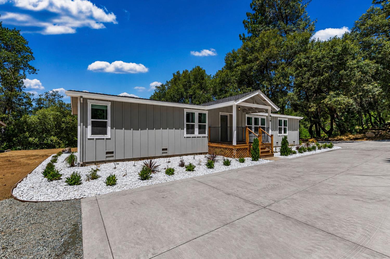24561 Defender Grade Road — photo