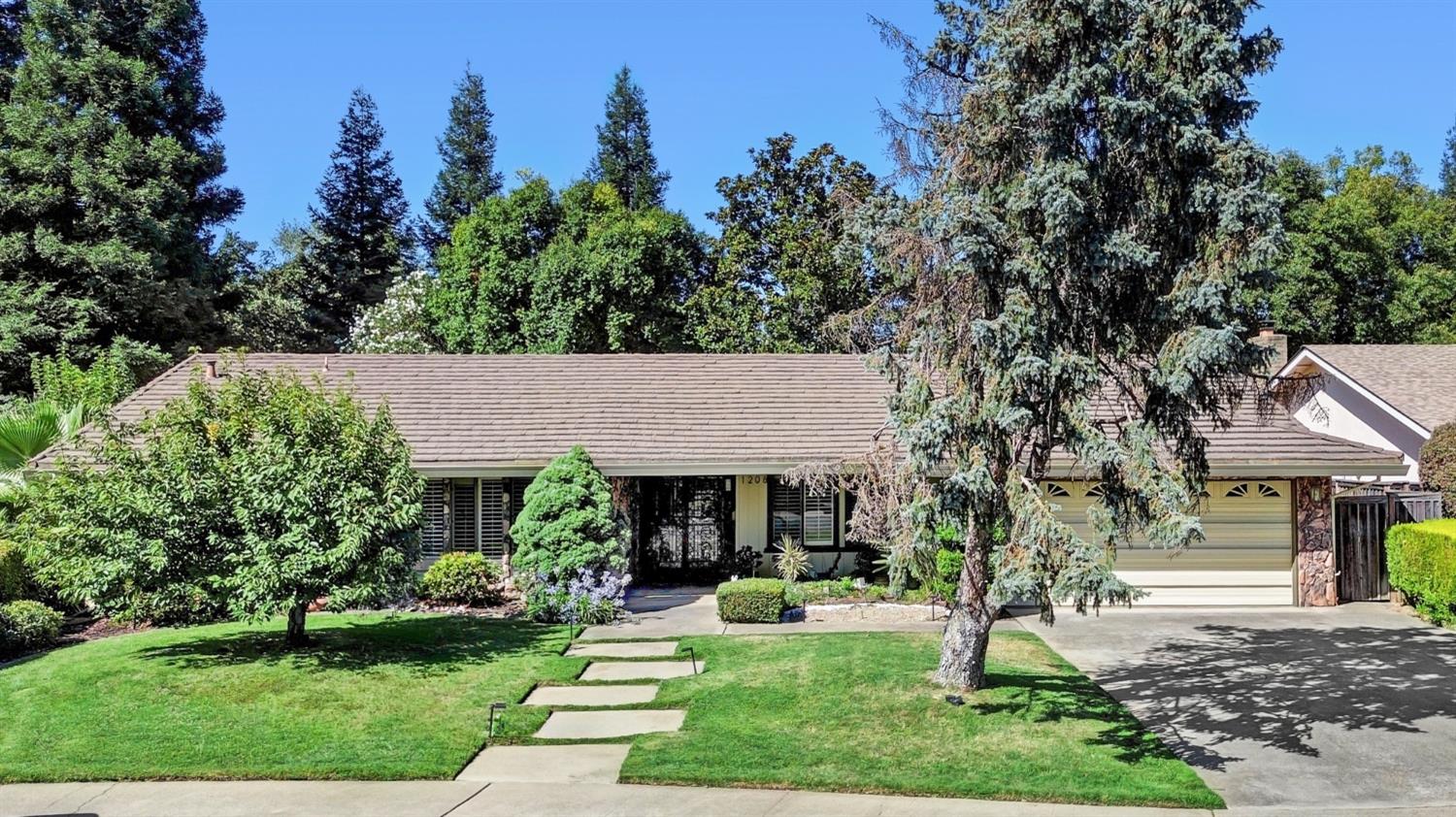 1208 Lantern Court — photo