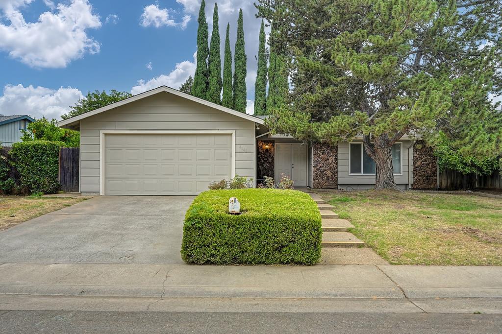 4040 Glen Innes Way — photo