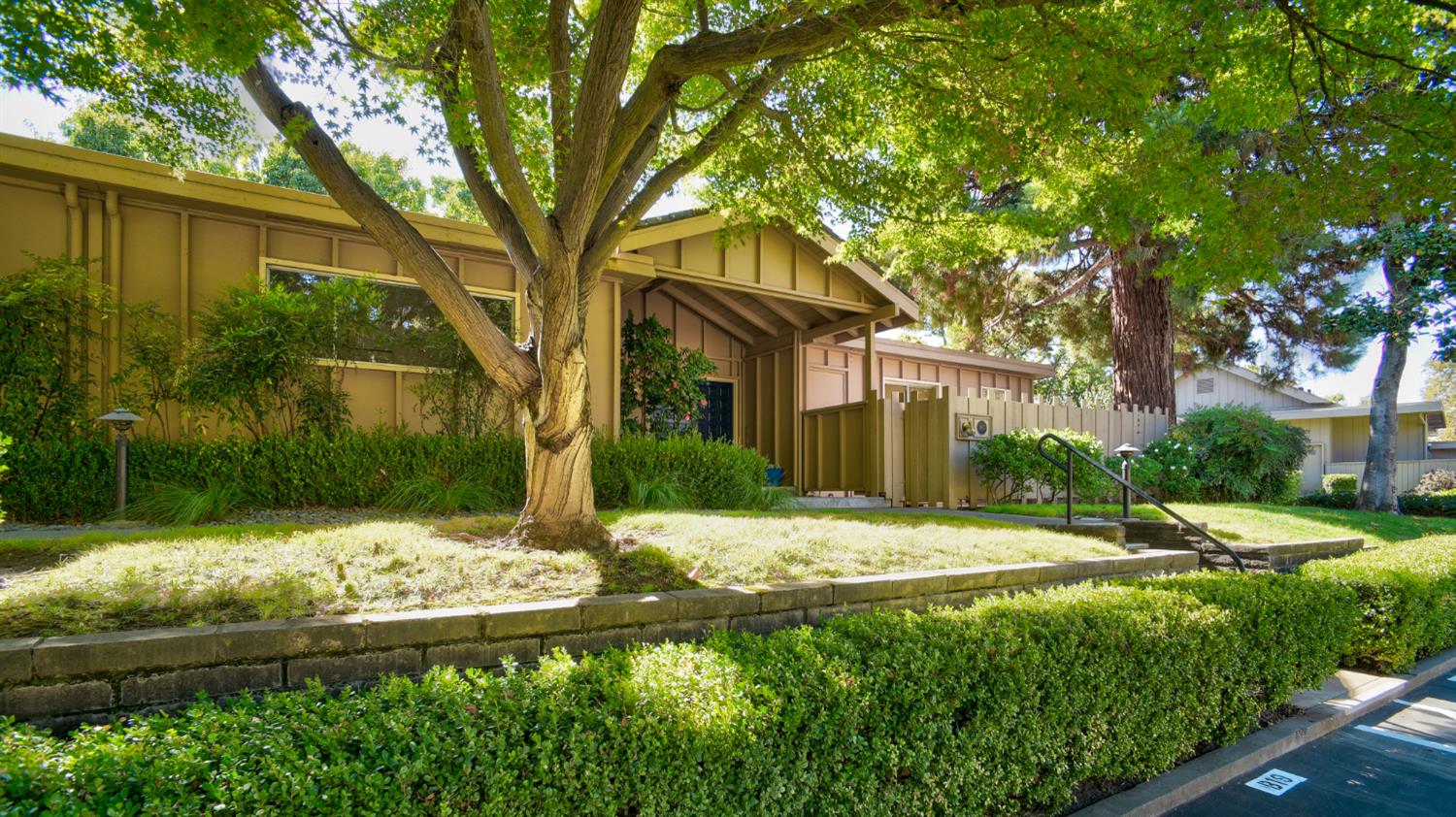 887 Commons Dr — photo