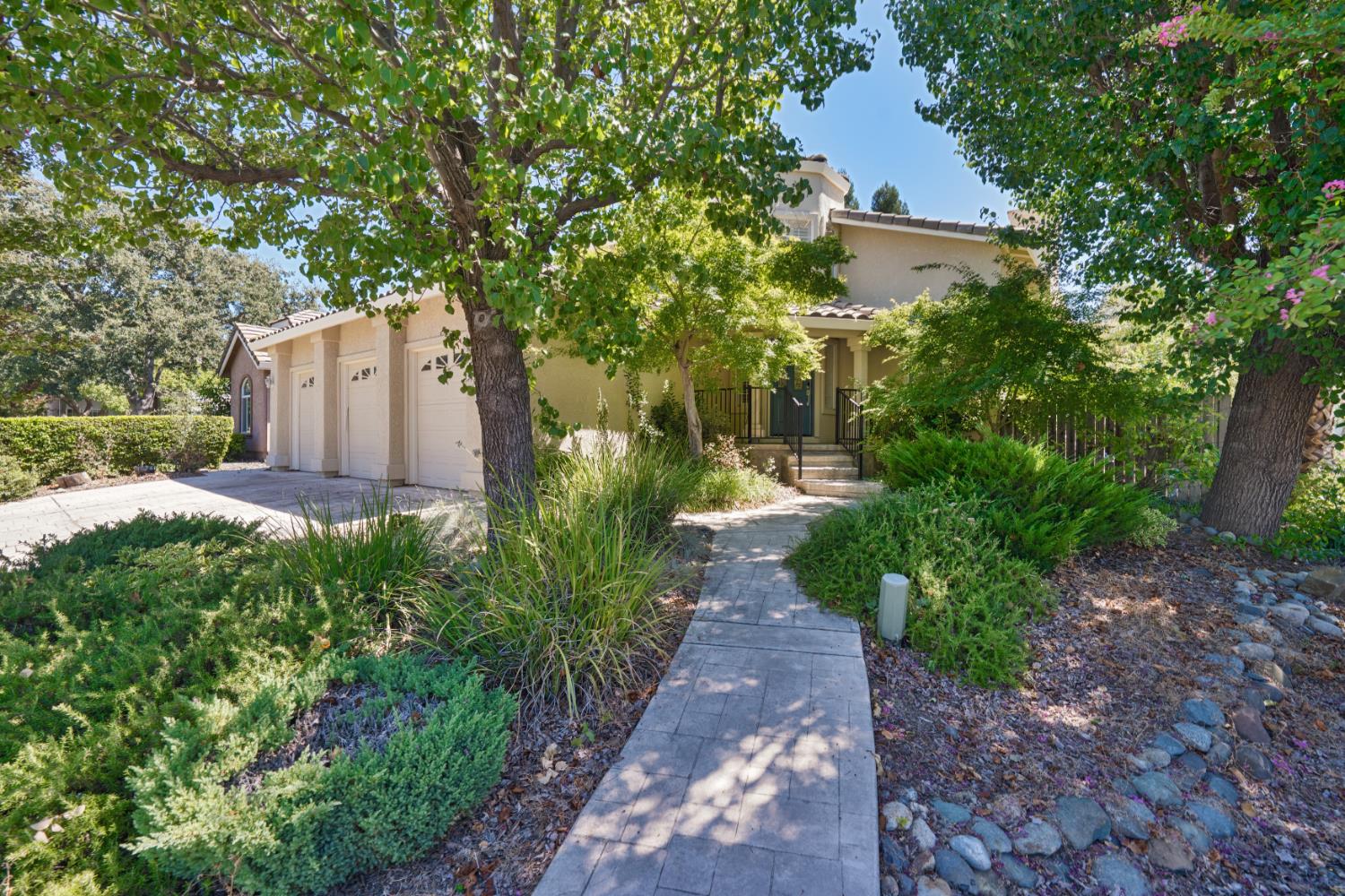 6901 Fallsbrook Court — photo