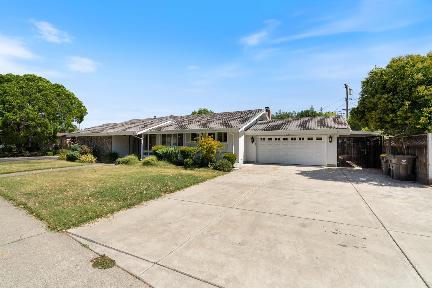 8 W Robinhood Dr — photo