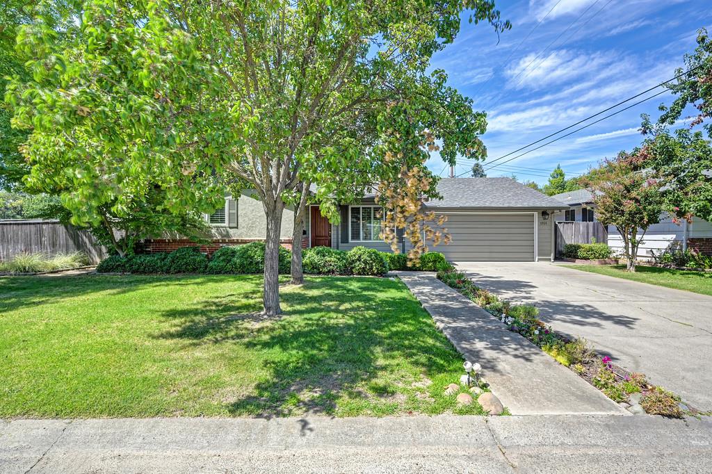 1701 Daphne Avenue — photo