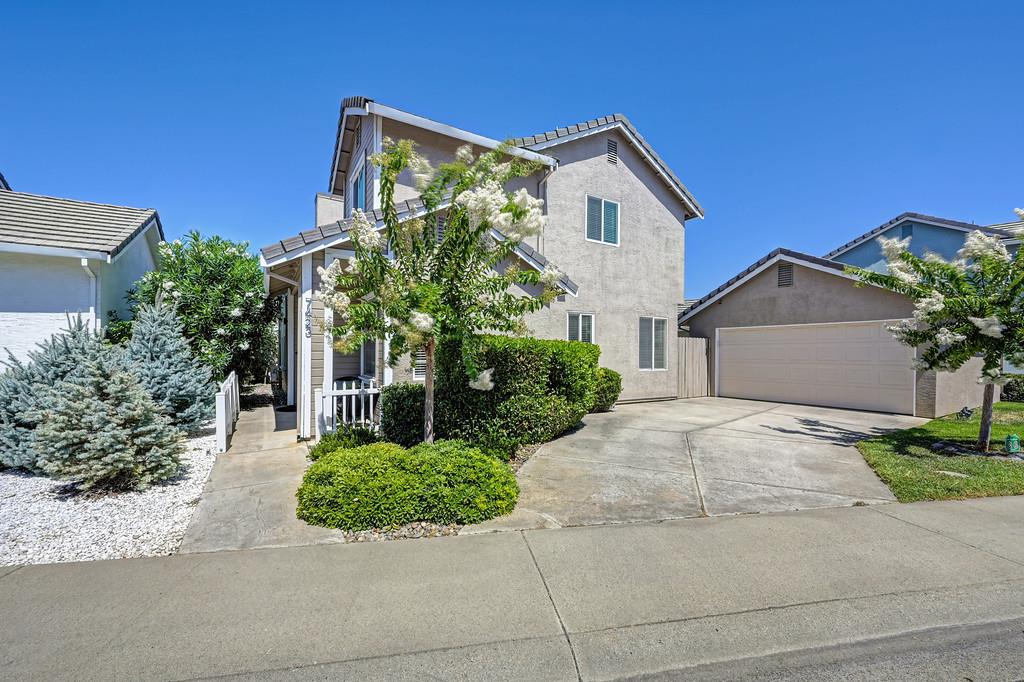 7423 Woodville Lane — photo