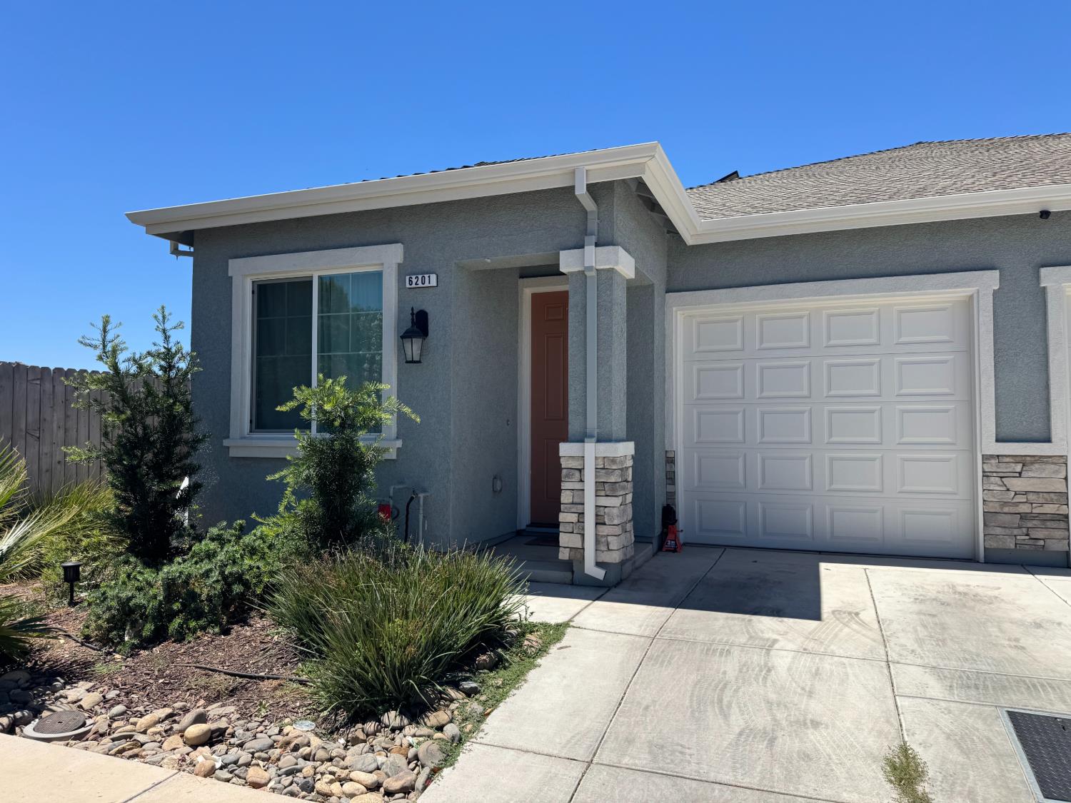 6201 Chavez Court — photo