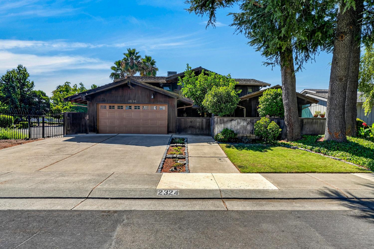 2324 Rosemarie Lane — photo