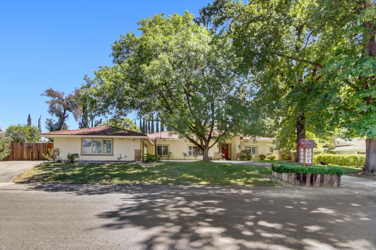 5694 Rolling Oak Dr. — photo