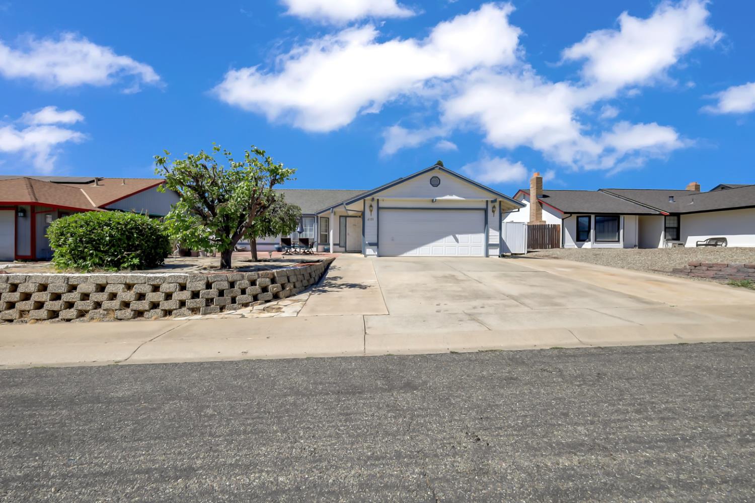 2155 Cecilia Way — photo