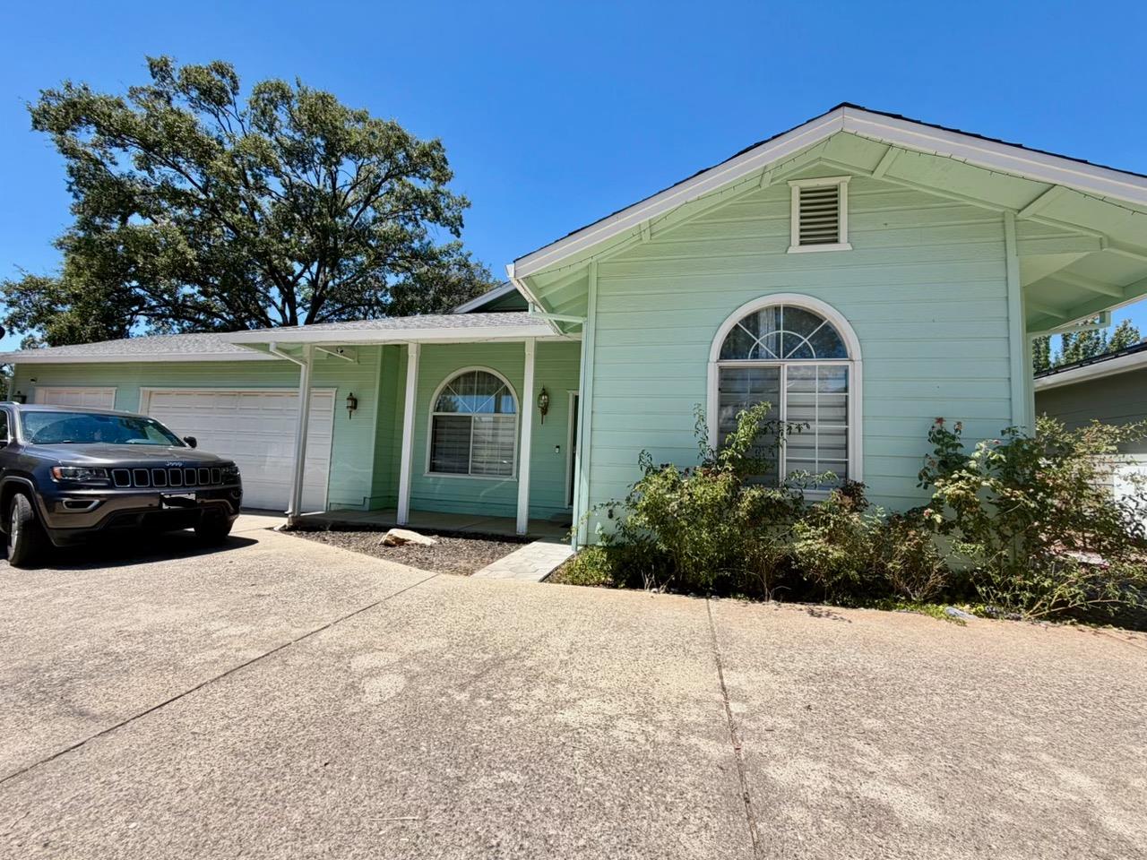 55 Oak Tree Court — photo