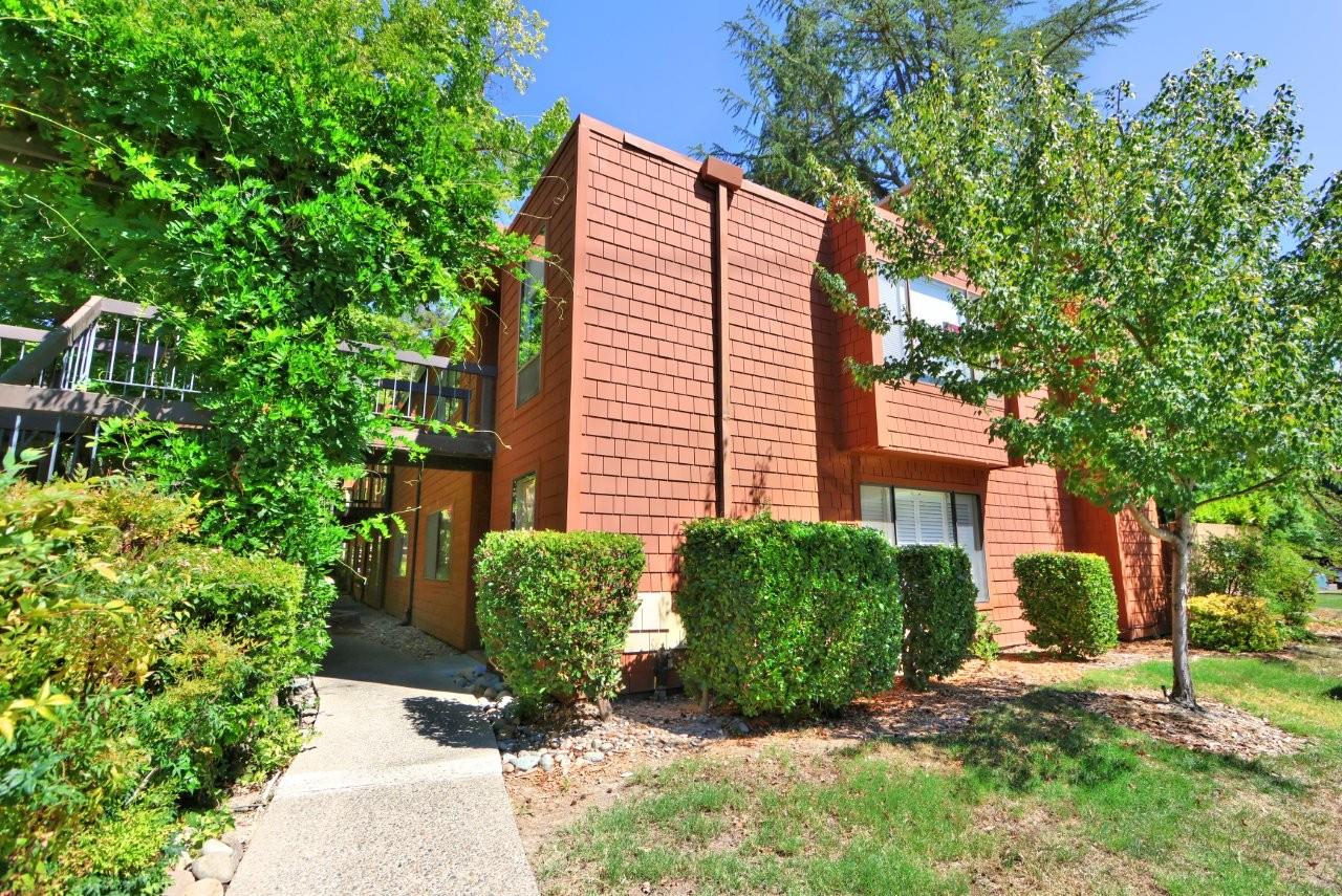722 Woodside Lane 1 — photo