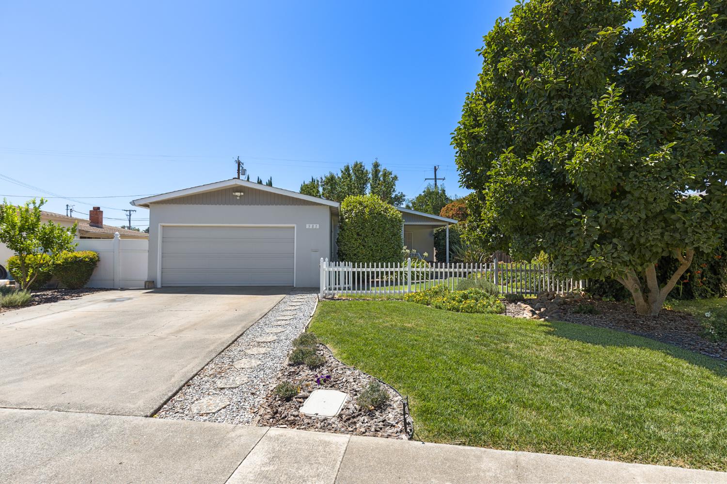 983 Fairview Drive — photo