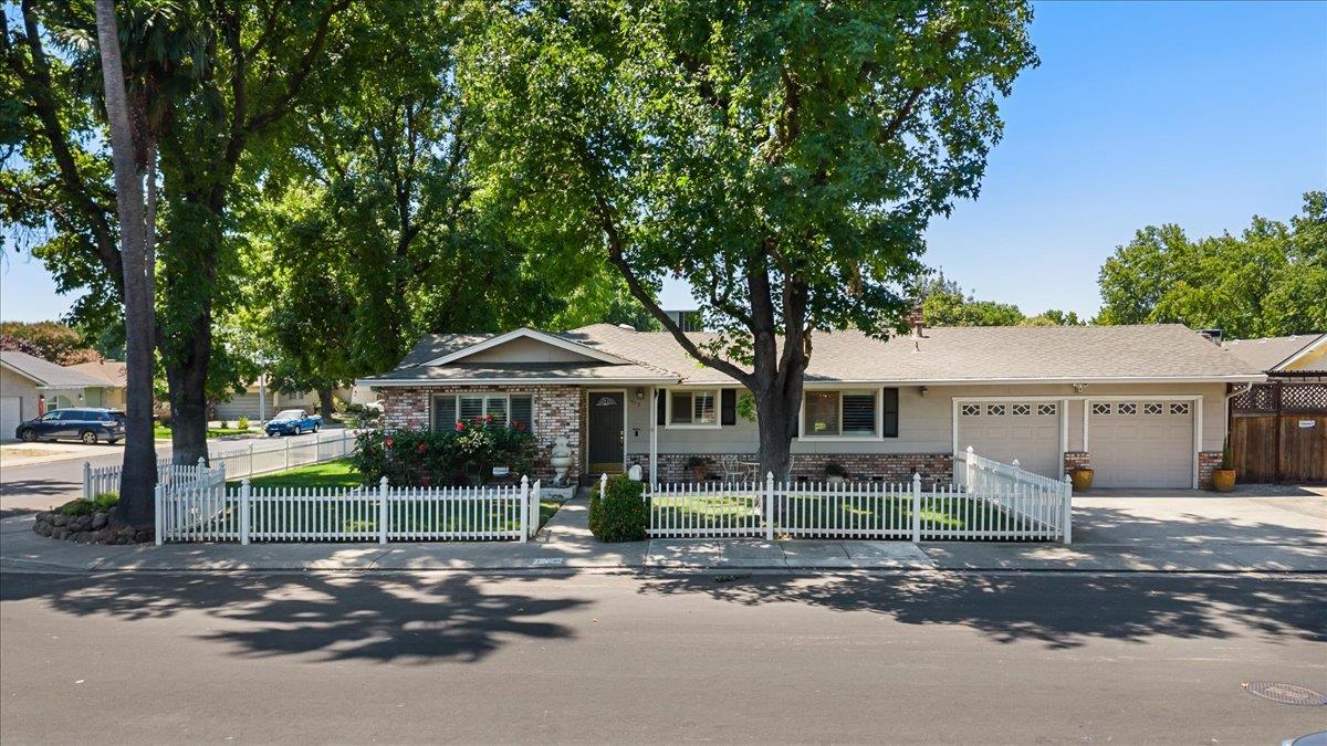 1013 Landee Way — photo
