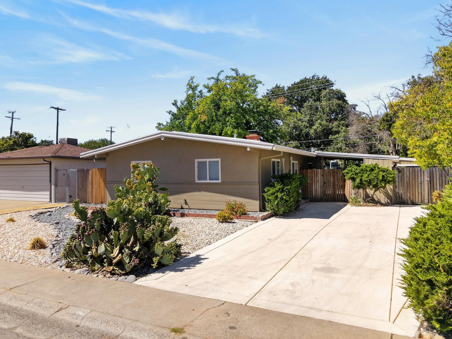 2409 Fernandez Dr — photo