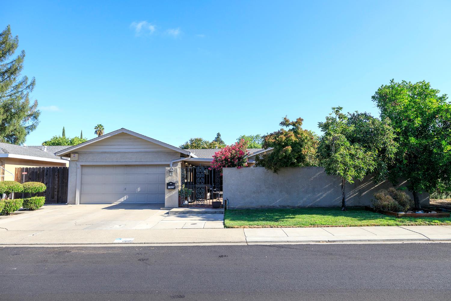 1509 Duckart Way — photo