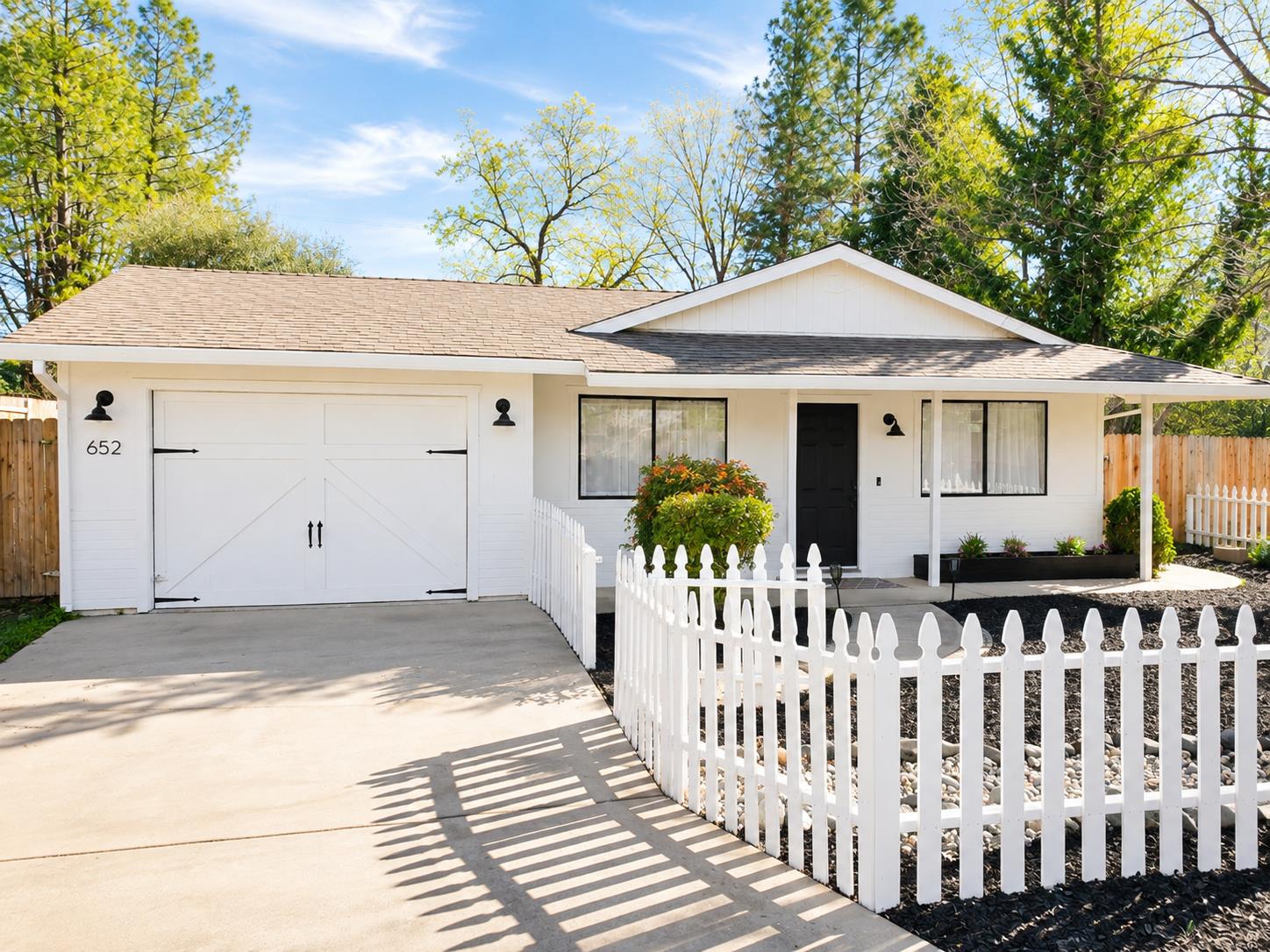 652 Cappella Drive — photo
