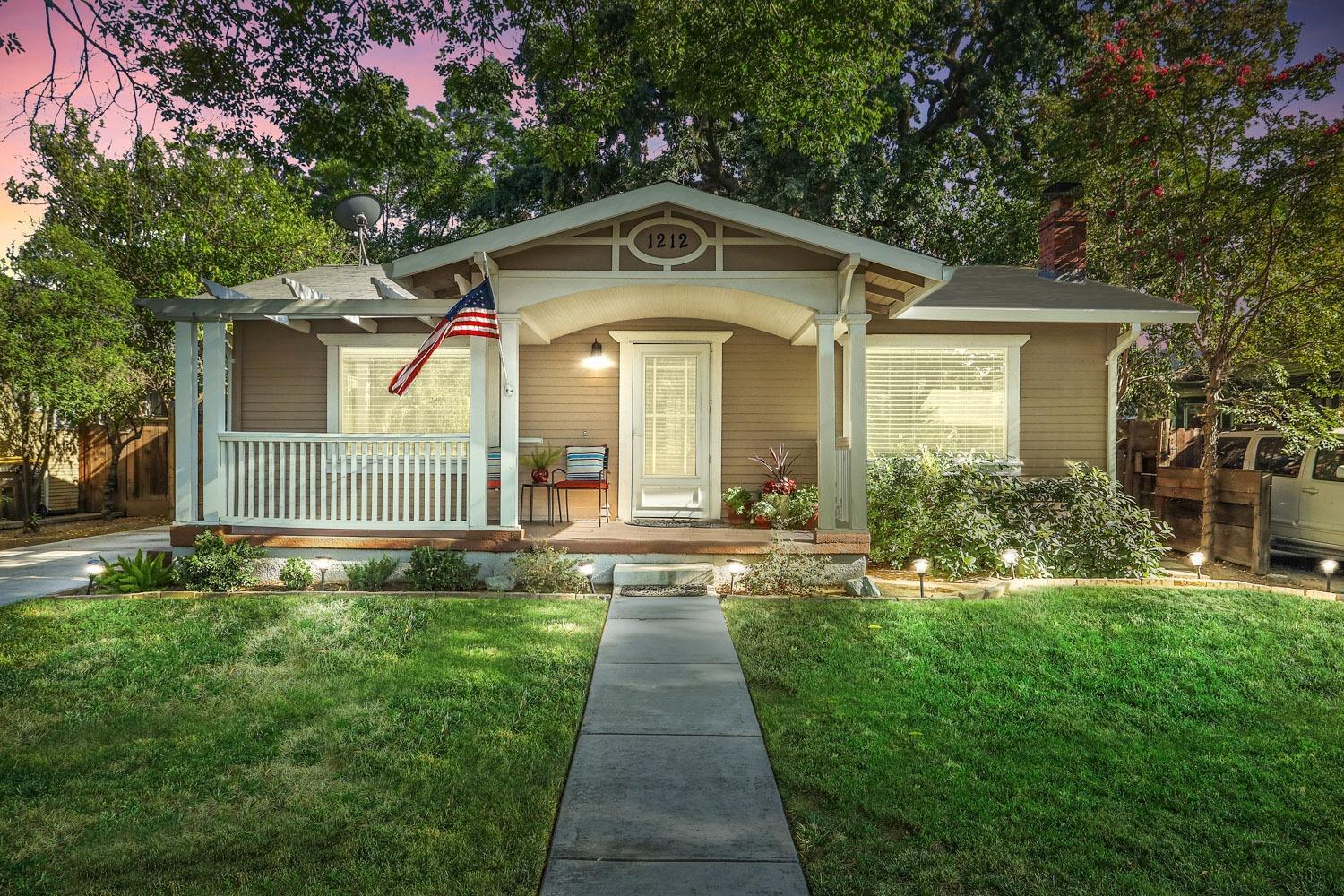 1212 W Walnut Street — photo