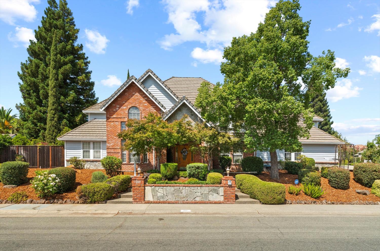 1084 Kensington Drive — photo