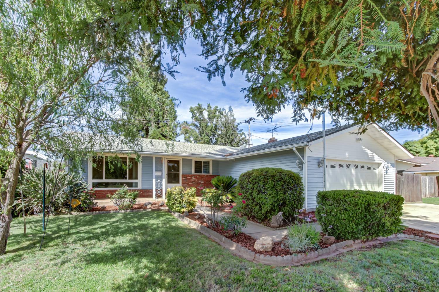 9049 Rosewood Dr — photo