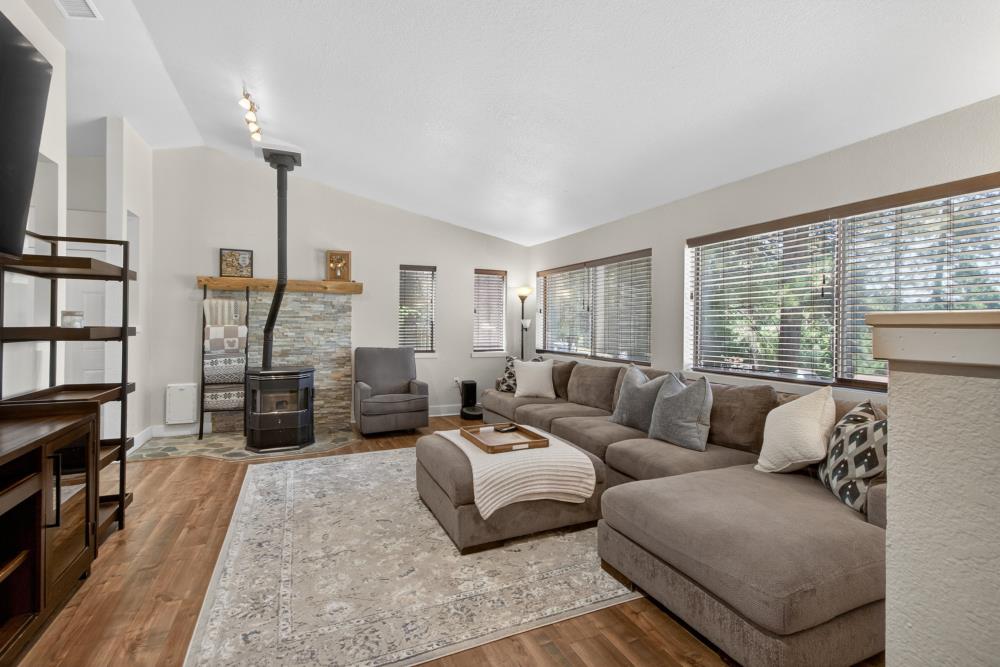 5621 Daisy Circle — photo