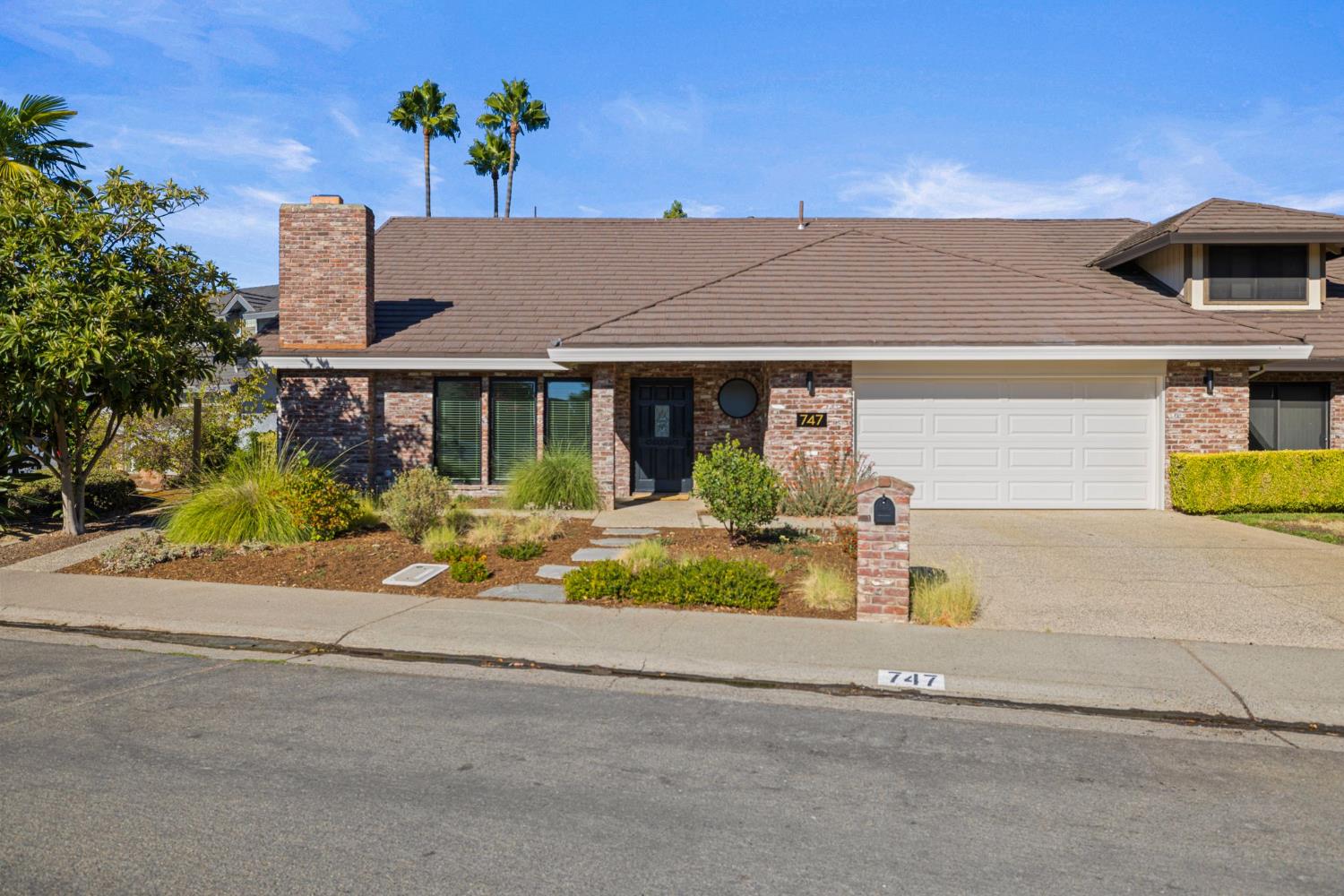 747 Shoreside Drive — photo