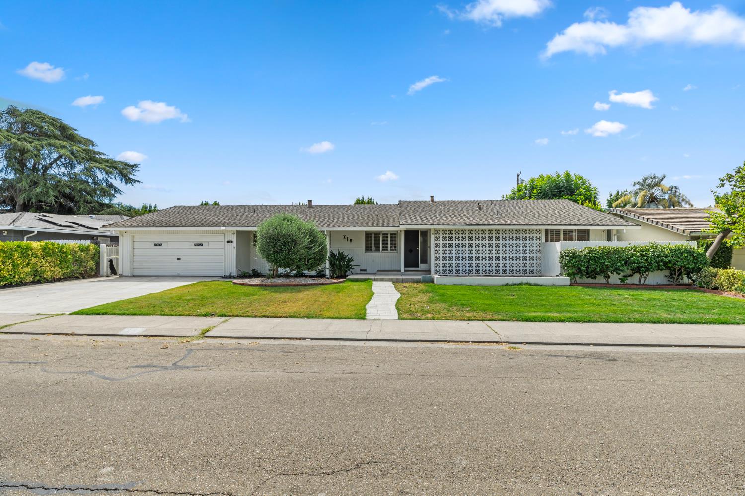 14 W Canterbury Drive — photo