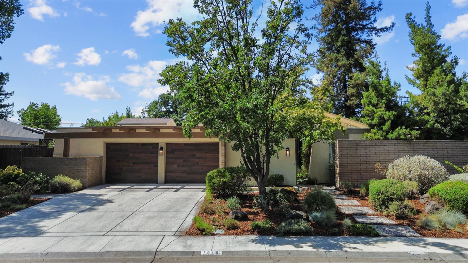 1619 Tamarack Lane — photo